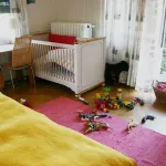Zimmer mit Kinderbett