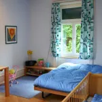Zimmer mit Kinderbett